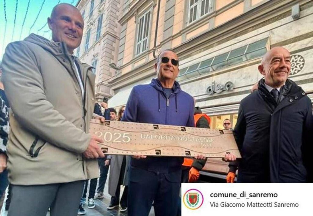 Sanremo, Carlo Conti posa la targa per Olly nella ‘Walk of Fame’ del Festival