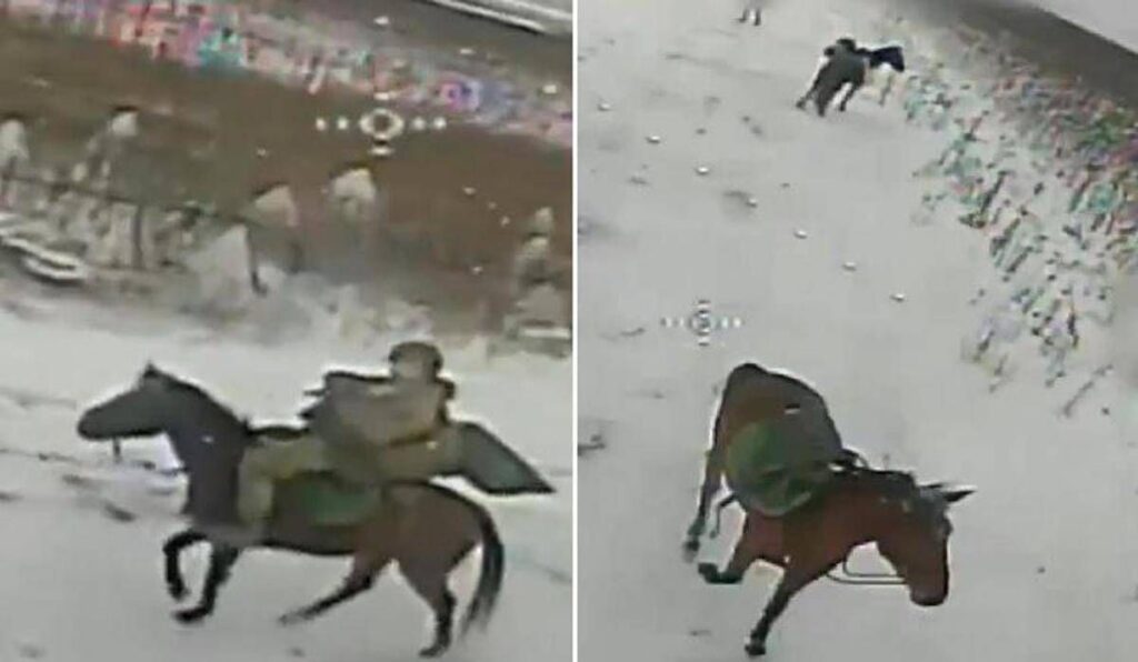 Soldati russi a cavallo, il drone ucraino colpisce