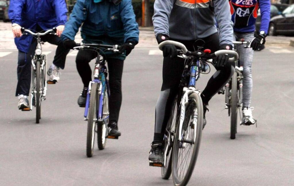 Spari contro gruppo di ciclisti, a colpire un 25enne incensurato perché li detesta