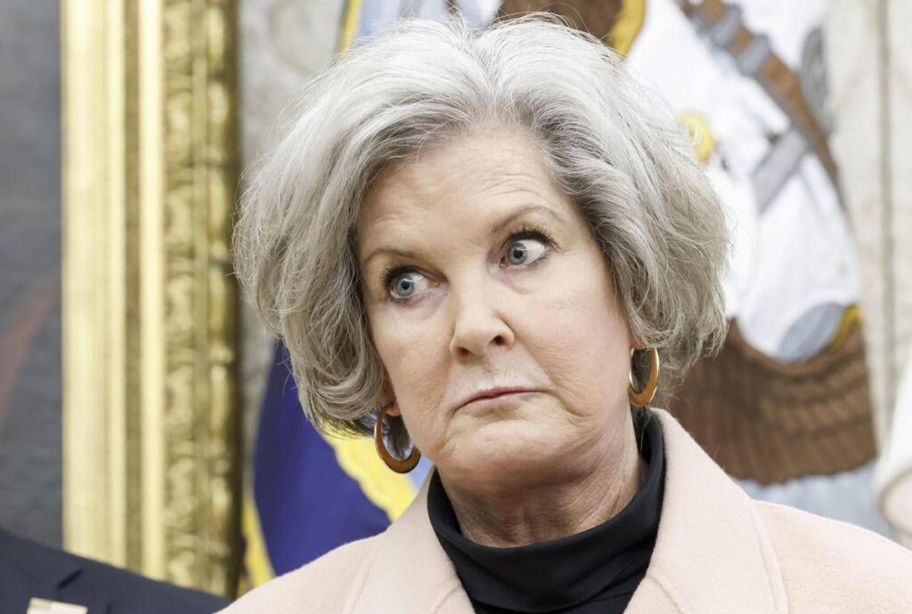 Susie Wiles: “Trump ha personalità da alcolista”. Poi nega. E’ bufera sulla capa di gabinetto