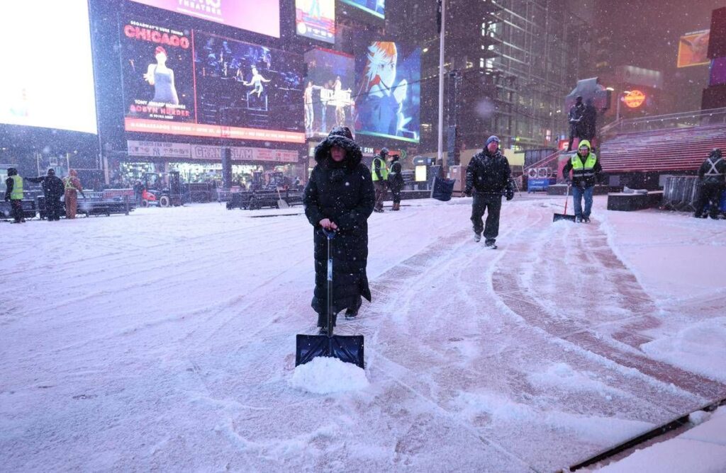 Tempesta di neve a New York, disagi e voli cancellati: il maltempo inguaia i viaggi per le feste