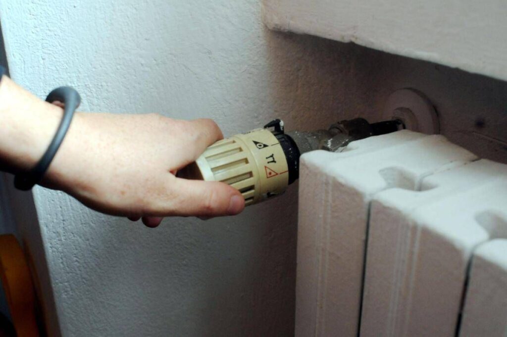 Termosifoni, come fare per risparmiare? Il gesto che ‘aiuta’ la bolletta