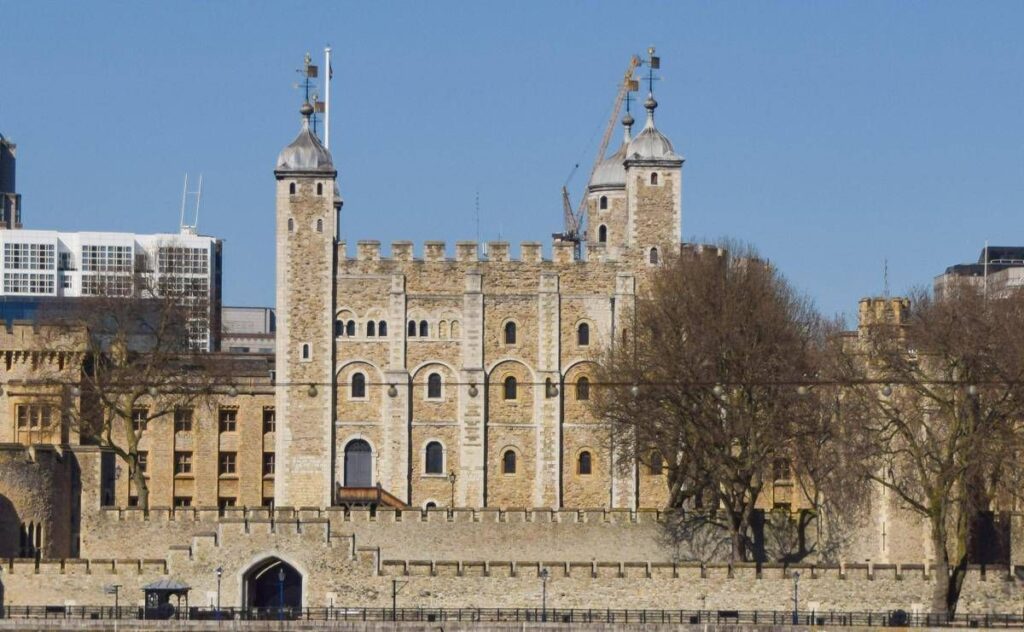 Torre di Londra, imbrattata con cibo la teca contenente la Corona Imperiale: 4 arresti