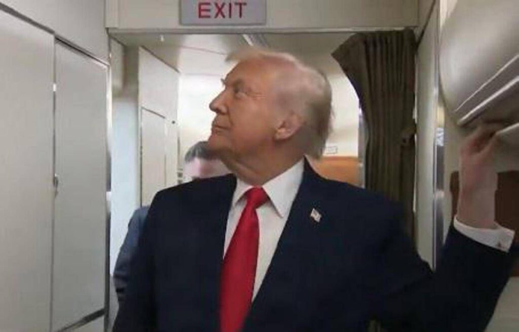 Trump e il bagno occupato sull’Air Force One: “C’è qualcuno lì dentro?”