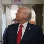 Trump e il bagno occupato sull’Air Force One: “C’è qualcuno lì dentro?”