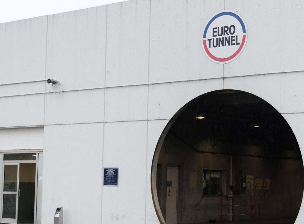 Tunnel sotto la Manica, problemi a circolazione treni con ritardi e cancellazioni. Eurostar: “Rimandate il viaggio”