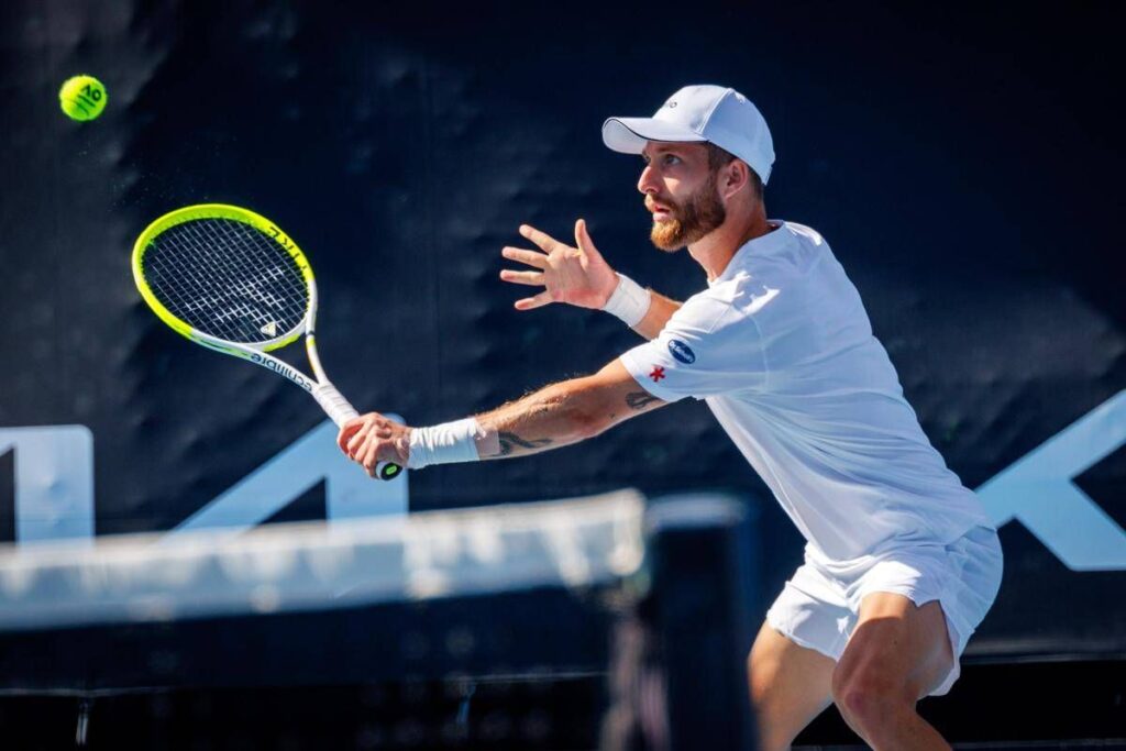 Applausi, errori clamorosi e ‘Trump dance’: lo show di Moutet contro Alcaraz