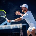 Applausi, errori clamorosi e ‘Trump dance’: lo show di Moutet contro Alcaraz