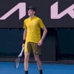 Australian Open, Sinner scherza su Alcaraz: “Non mi manca”. Poi boccia il nuovo kit
