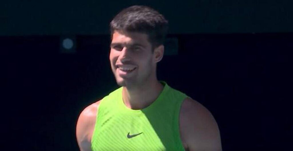 Australian Open, tifoso urla “Carlos Nadal!” e Alcaraz scoppia a ridere
