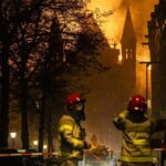 Brucia chiesa in centro ad Amsterdam, crolla il campanile