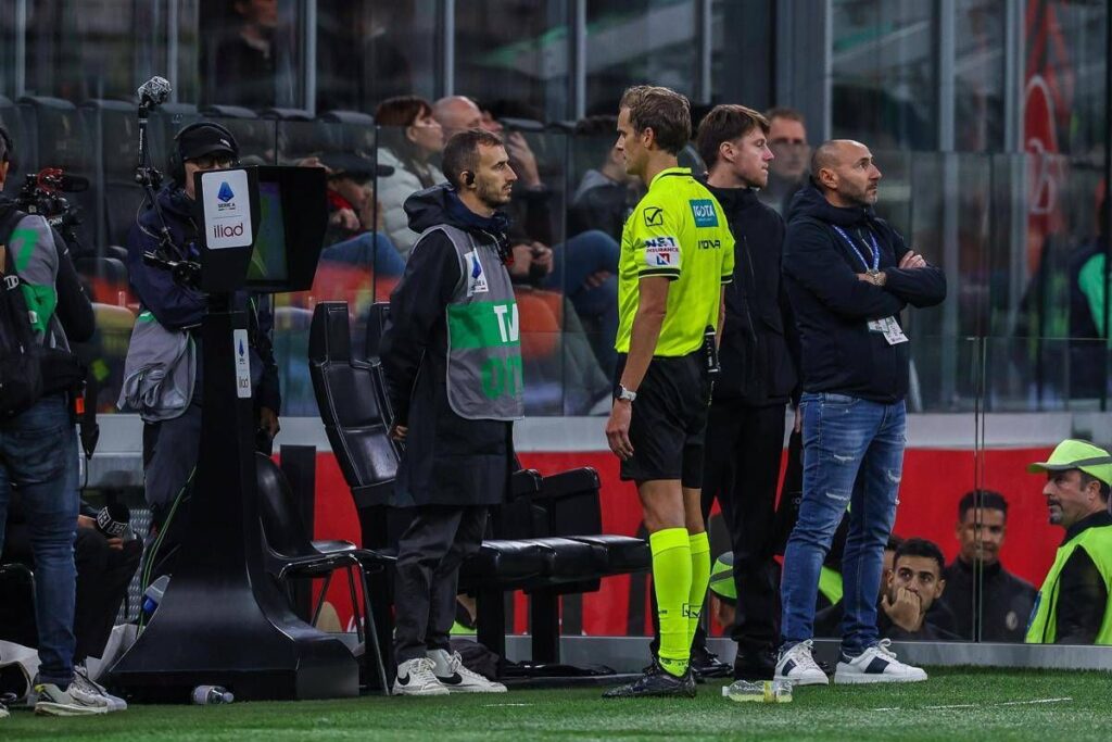 Calcio, decisioni che cambiano e protocolli che saltano: il Var è fuori controllo?