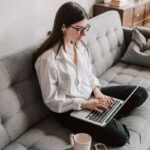 Caro energia e smart working, quanto costa lavorare da casa tra pc e climatizzatore