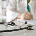 Dai medici ai content creator: ecco le professioni che guadagnano di più e i settori in crescita