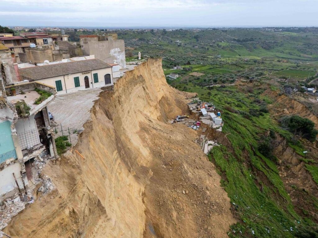Danni ciclone Harry, l’esperto: “Dirottare i fondi del Ponte è inutile e demagogico, le risorse ci sono: usiamole”