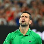 Djokovic si prende un warning e litiga con l’arbitro: “Stavo cercando il mio cappello”