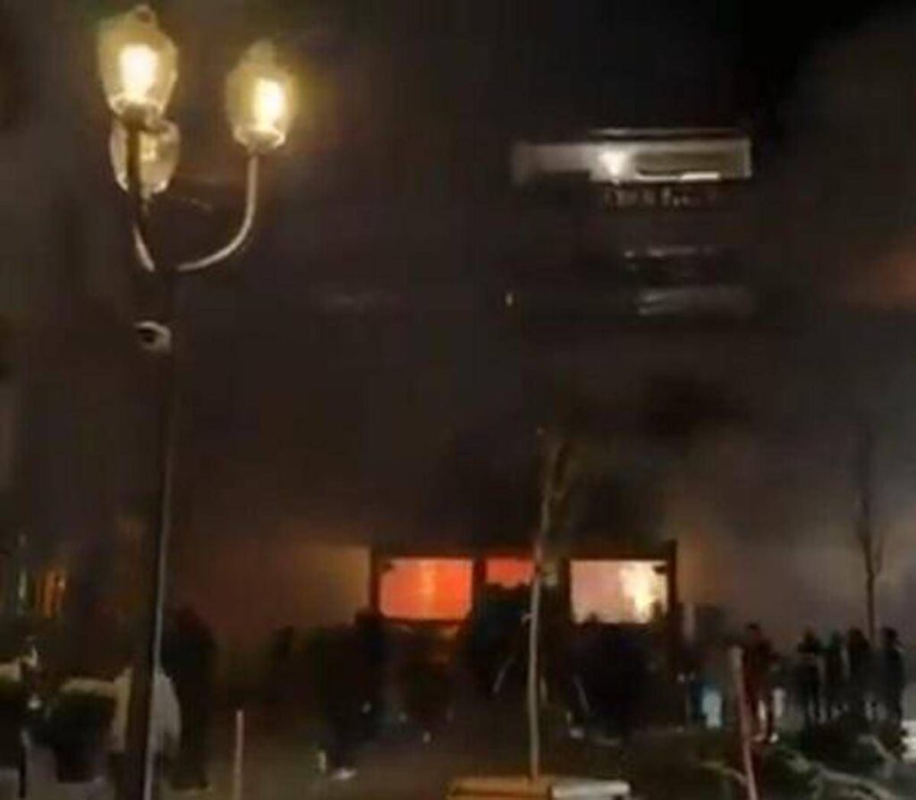 Esplosione in un bar di una stazione sciistica svizzera: “Diverse vittime”