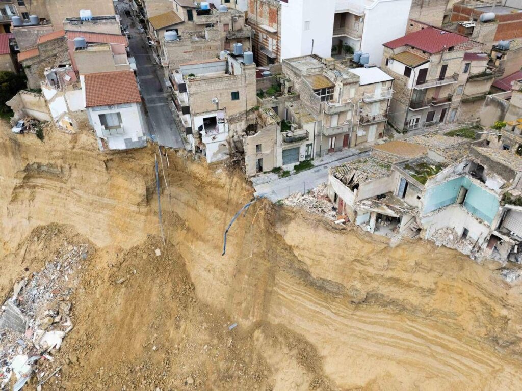 Frana Niscemi, oggi riaprono le scuole. Tajani in Sicilia