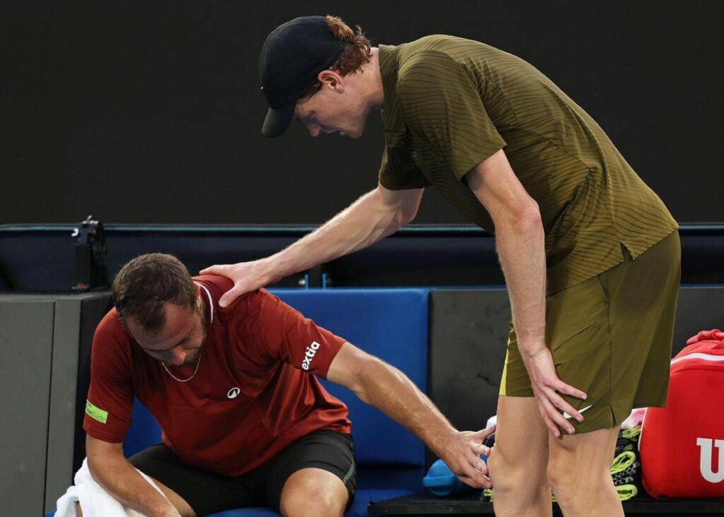 Gaston piange, Sinner lo consola: “Dispiace vincere così”