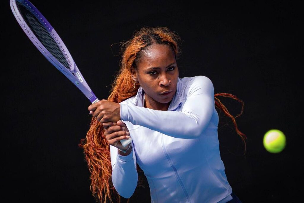 Gauff, debutto ok agli Australian Open e capelli rossi in ‘omaggio’ a Sinner