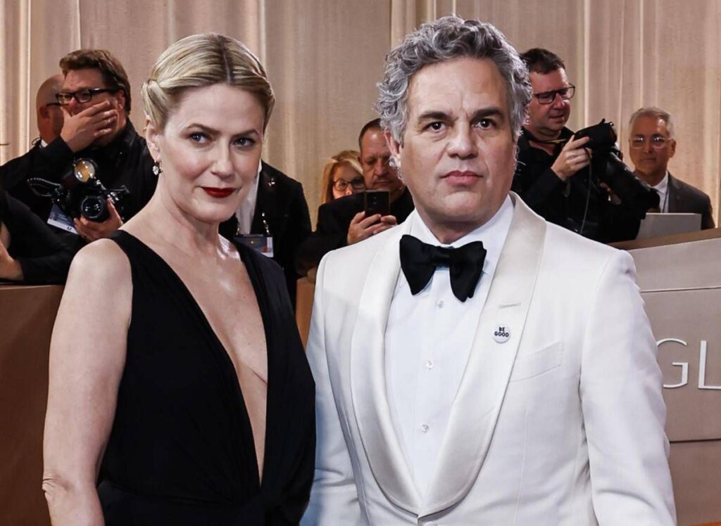 Golden Globes, da Ruffalo a Lyonne: le celebrità indossano spille di protesta contro l’ICE