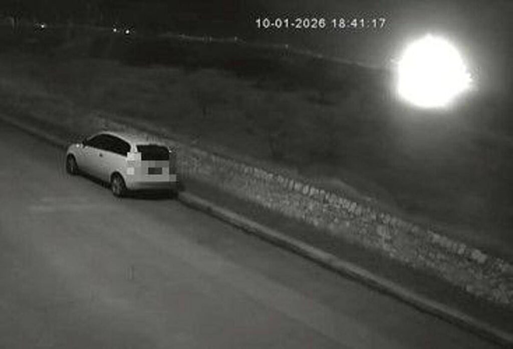 Il bagliore e poi il boato, il video: un meteorite è caduto in Puglia?
