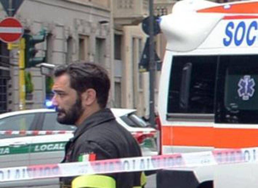 Incidente in corso Sempione a Milano tra mezzo Amsa e due auto: un morto e due feriti