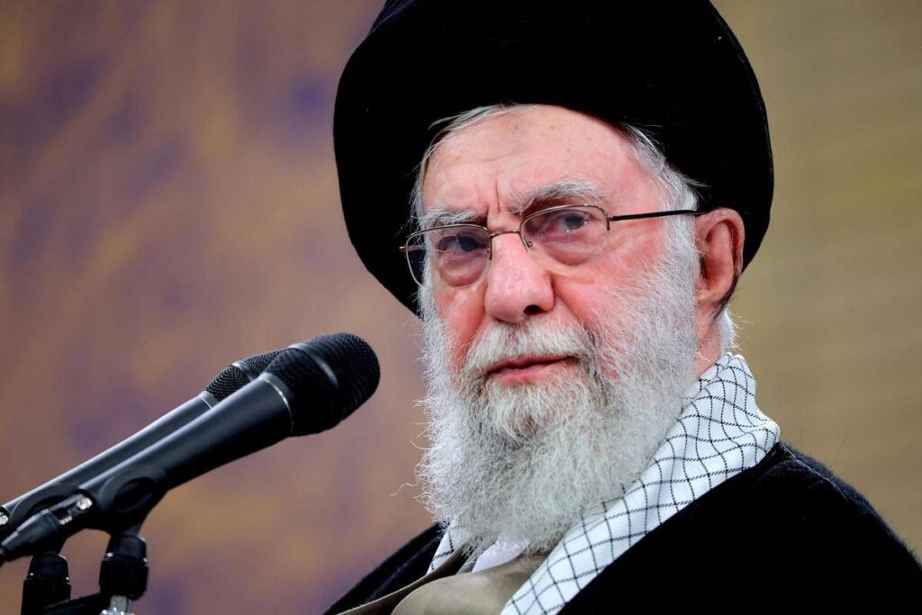 Iran, Khamenei agli Usa: “Navi da guerra nel Golfo? Più pericolosa l’arma che può affondarle”