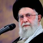 Iran, Khamenei agli Usa: “Navi da guerra nel Golfo? Più pericolosa l’arma che può affondarle”