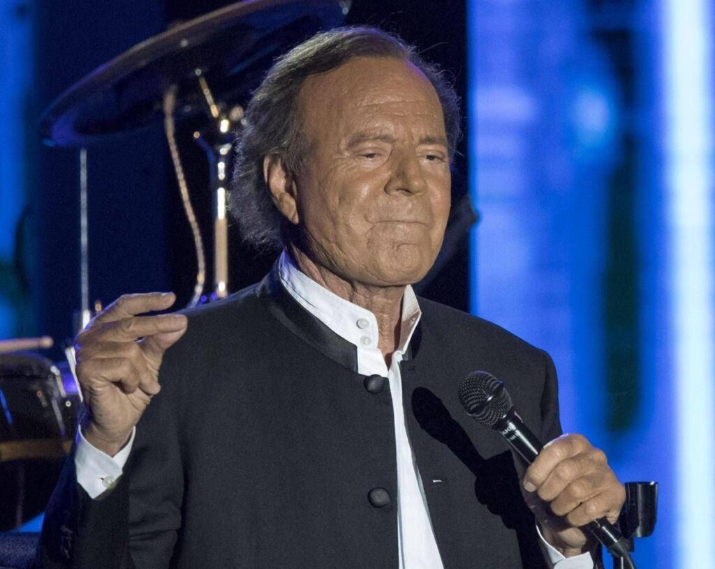 Julio Iglesias chiede l’archiviazione dell’indagine per presunti abusi