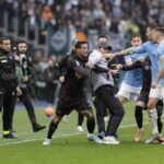 Lazio-Napoli, caos finale con tre espulsi e Conte in campo. Cos’è successo