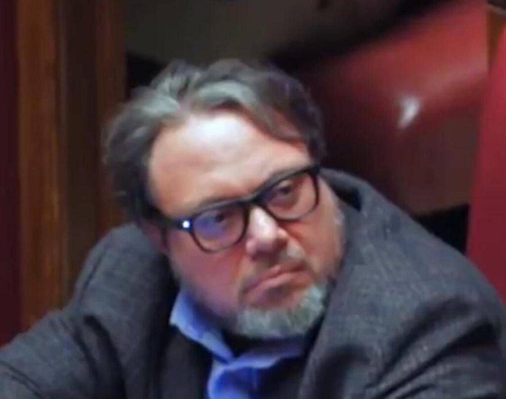 M5S, Carotenuto e gli occhiali smart alla Camera: “Non faccio video in Aula”