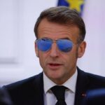 Macron e gli occhiali da sole: “Ho un problema all’occhio”