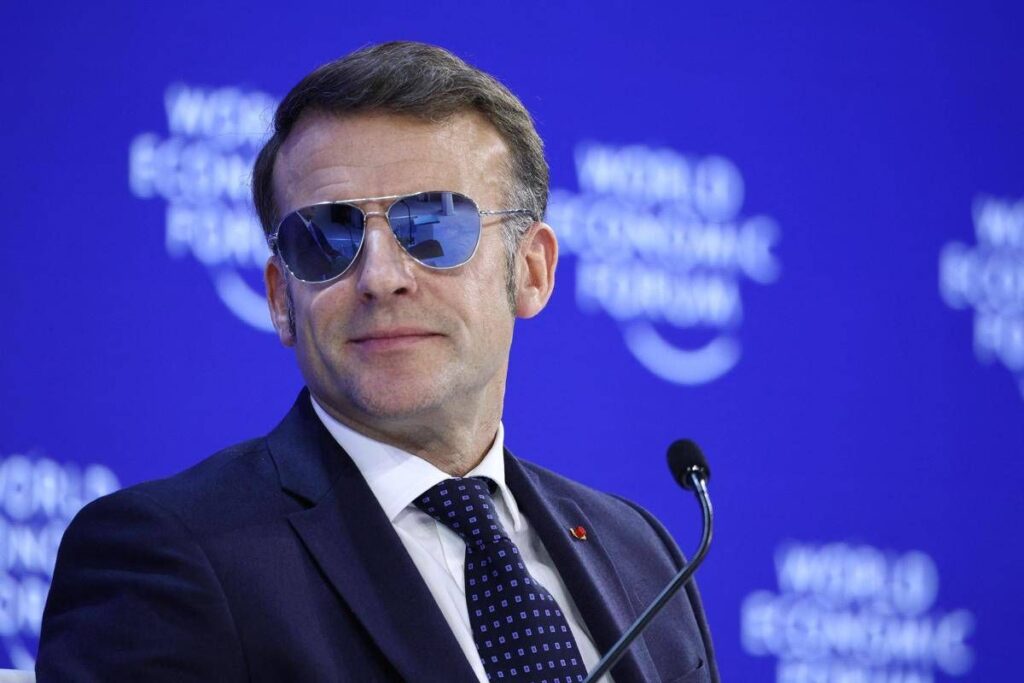 Macron e il ‘giallo’ degli occhiali a specchio: cosa nascondono per l’esperto