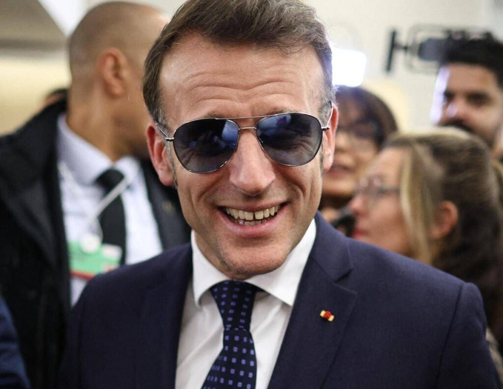 Macron e il look ‘Top Gun’ a Davos: occhiali specchiati tra stile e ironia sui social