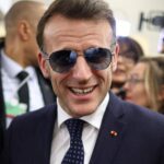 Macron e il look ‘Top Gun’ a Davos: occhiali specchiati tra stile e ironia sui social