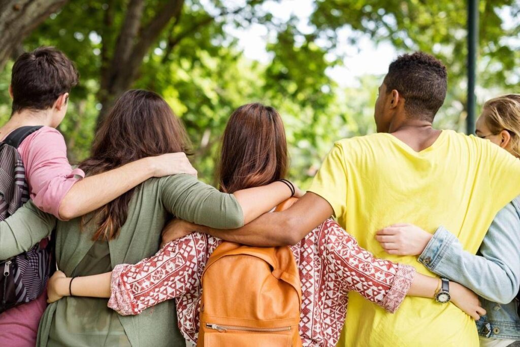 Mal di schiena nei giovani, ne soffre il 20%: errori da non fare, consigli e falsi miti