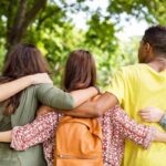 Mal di schiena nei giovani, ne soffre il 20%: errori da non fare, consigli e falsi miti