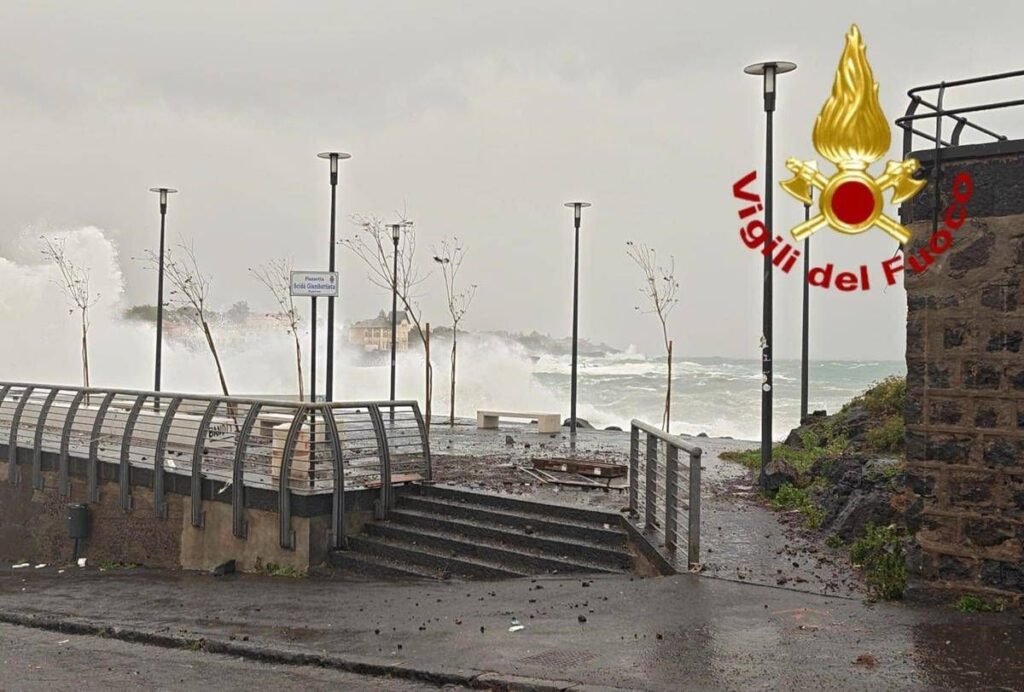 Maltempo, ciclone Harry flagella la Sicilia. Sindaco di Catania: “Restate a casa”