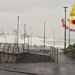 Maltempo, ciclone Harry flagella la Sicilia. Sindaco di Catania: “Restate a casa”