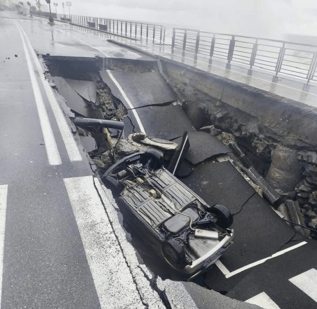Maltempo in Sicilia, anziano viola divieto di transito e finisce in una voragine