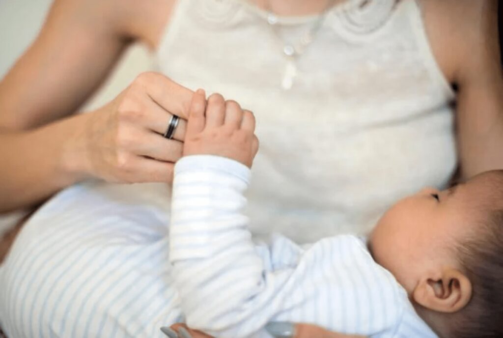 Maternità e lavoro, cos’è la child penality e perché essere madre costa caro