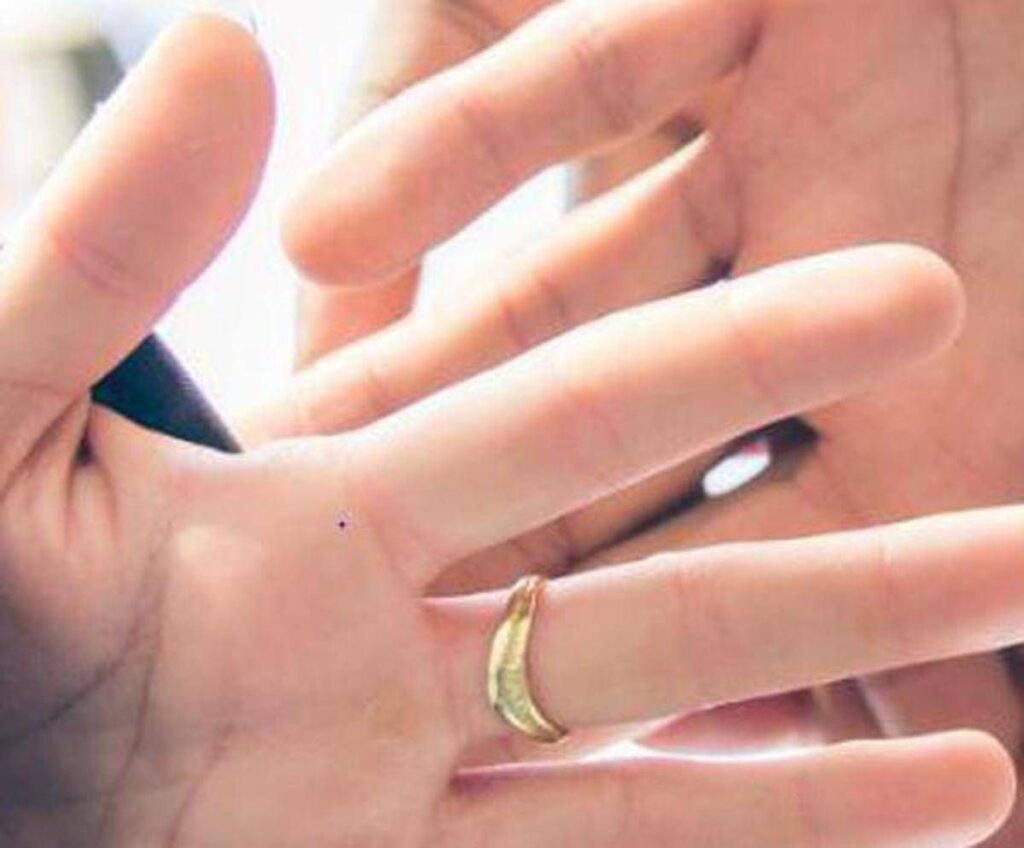 “Mi sposi?”, la proposta a sorpresa nell’ufficio di polizia dopo il furto dell’anello