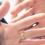 “Mi sposi?”, la proposta a sorpresa nell’ufficio di polizia dopo il furto dell’anello