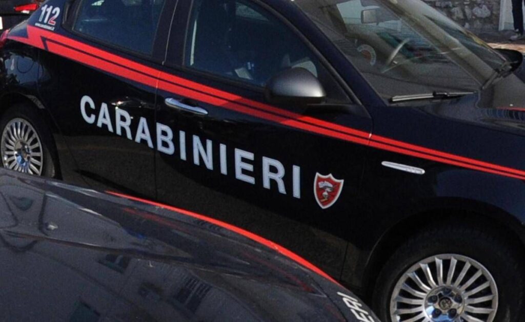 Non accetta rifiuto, la accoltella e tenta strangolarla: fermato 30enne