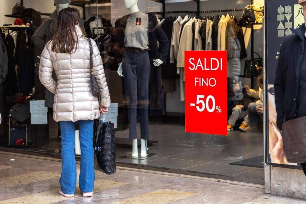 Oggi iniziano i saldi invernali 2026, dai cambi ai pagamenti cosa c’è da sapere