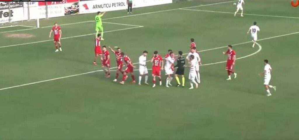 Punizione sotto l’incrocio, ma arbitro non ‘vede’ il gol: scandalo arbitrale in Turchia