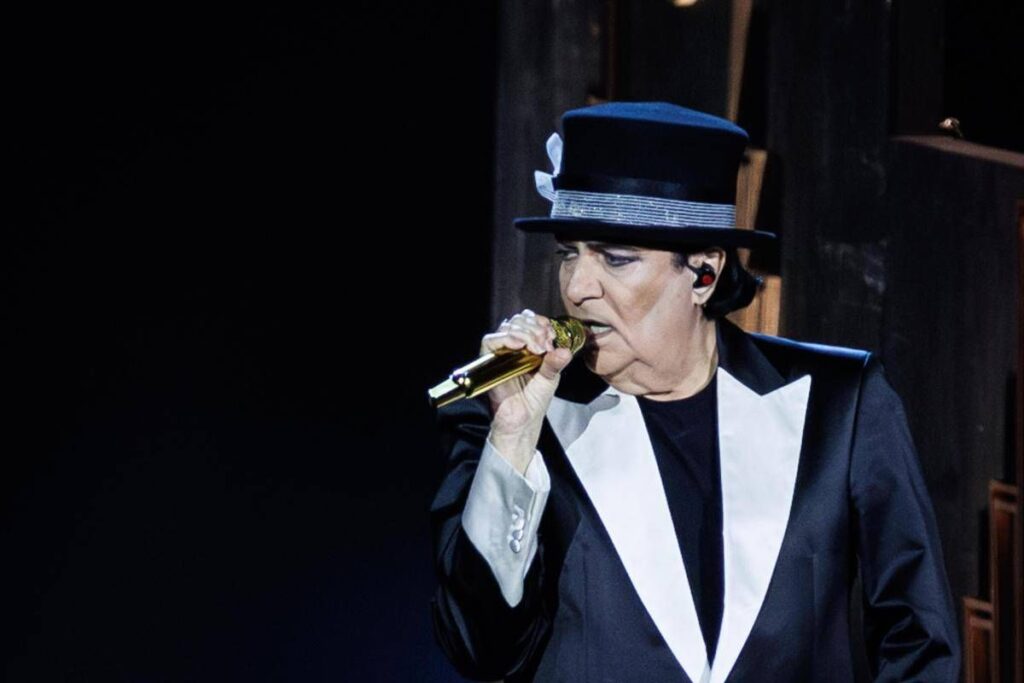 Renato Zero ferma il concerto e abbraccia Enrica Bonaccorti (in platea): la dedica speciale