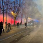 Scontri a corteo per Askatasuna, petardi e bombe carta contro le forze dell’ordine