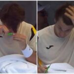 Si taglia i capelli al cambio campo, l’incredibile gesto di Carabelli ad Auckland